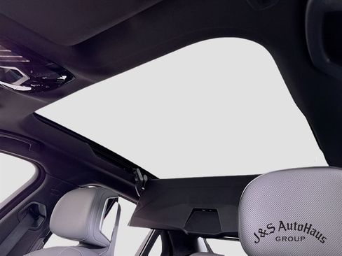 Used 2024 BMW 760i xDrive w/ Luxury Rear Seating Package image 16