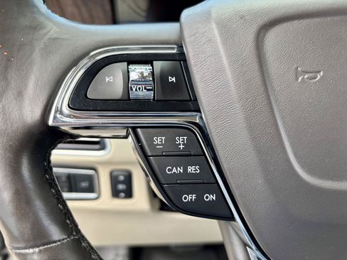 Used 2018 Lincoln Navigator Select AWD/4WD image 19