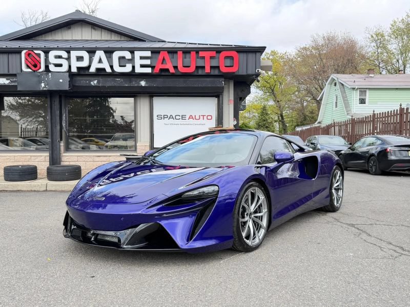 Used 2023 McLaren Artura RWD image 2