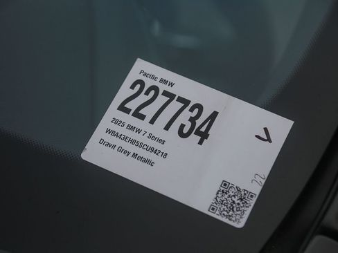 Used 2025 BMW 750e xDrive w/ Premium Package AWD/4WD image 24