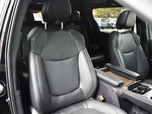 Used 2025 Toyota Sienna Limited image 27