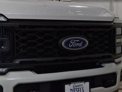 Used 2023 Ford F250 Lariat w/ Sport Appearance Package image 9