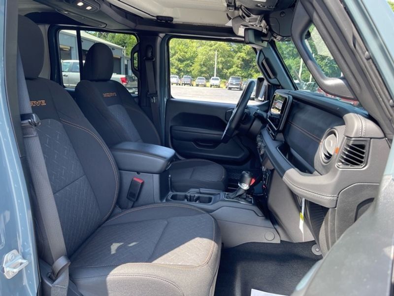 Used 2024 Jeep Gladiator Mojave w/ Technology Group AWD/4WD image 17