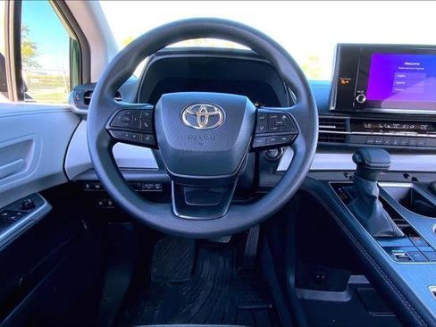 Certified 2025 Toyota Sienna LE w/ LE Plus Package image 6