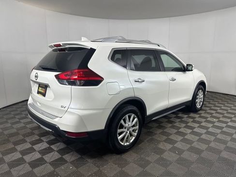 Used 2017 Nissan Rogue SV image 3