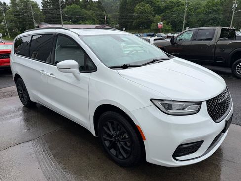 Used 2021 Chrysler Pacifica Limited w/ S Appearance Package AWD/4WD image 3