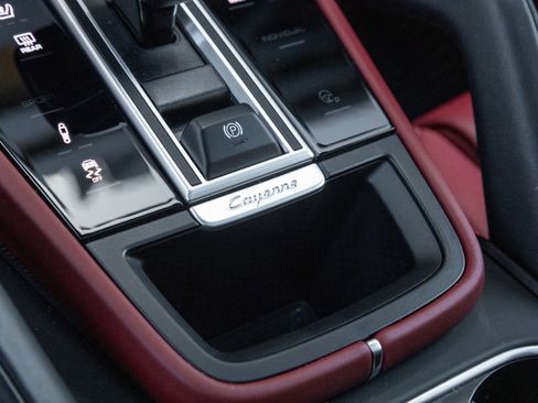 Certified 2023 Porsche Cayenne Platinum Edition image 28