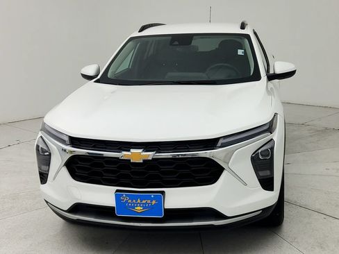 Used 2025 Chevrolet Trax LT w/ Driver Confidence Package FWD image 2