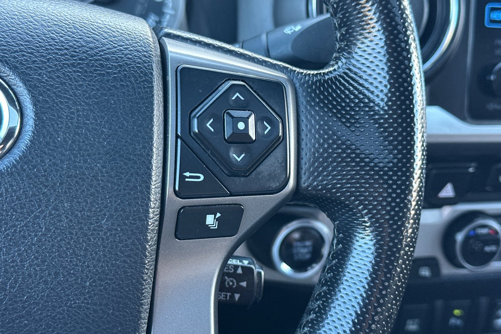 Used 2016 Toyota Tacoma Limited w/ Towing Package RWD image 37