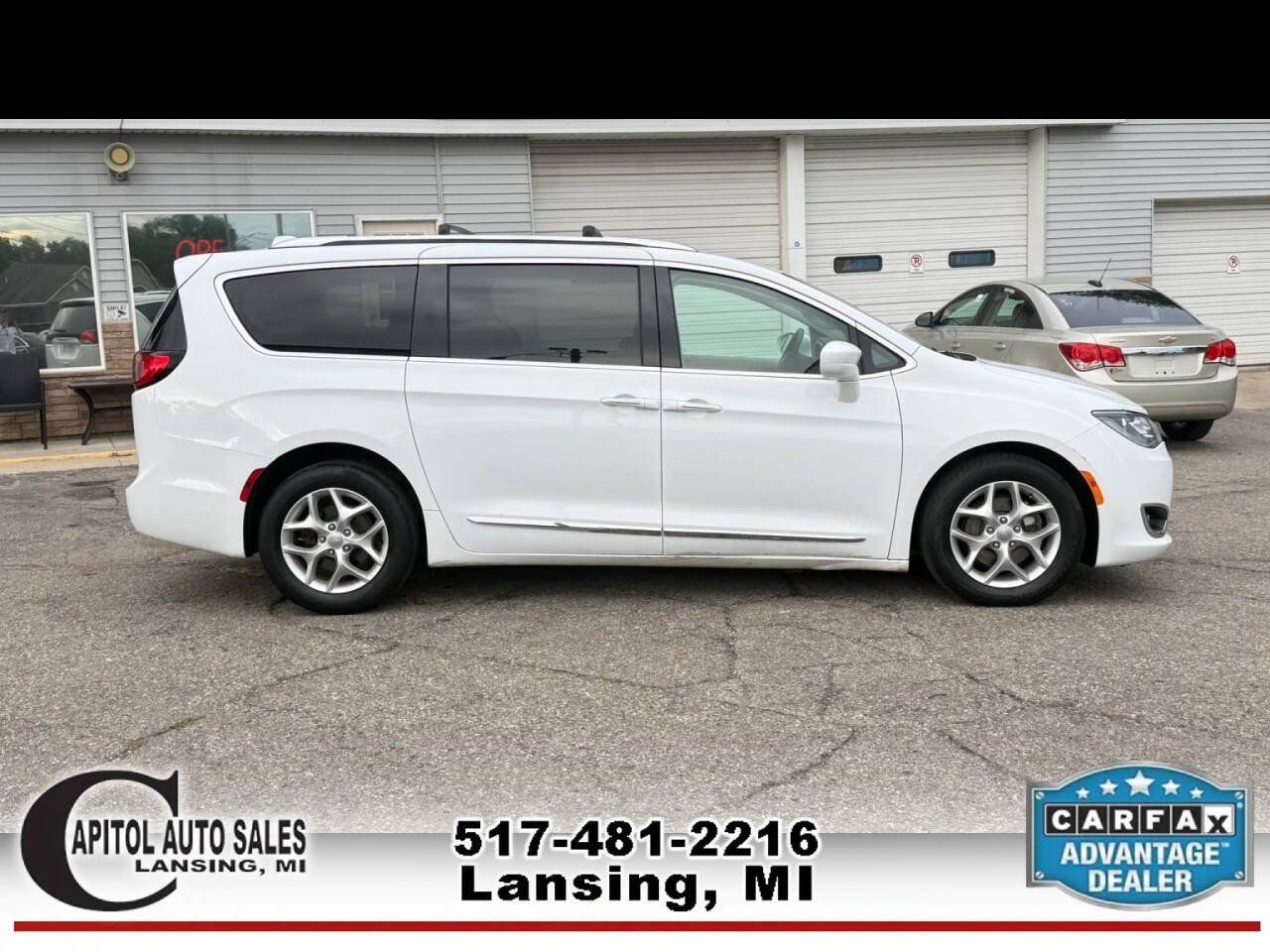Used 2018 Chrysler Pacifica Touring-L Plus w/ Tire & Wheel Group FWD image 9