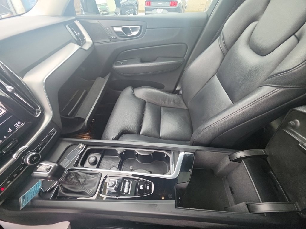 Used 2019 Volvo XC60 T5 Momentum w/ Multimedia Package AWD/4WD image 25
