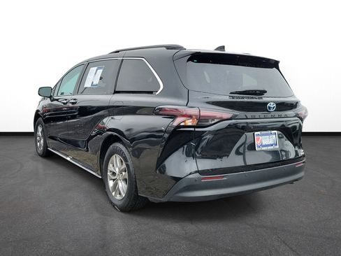 Used 2024 Toyota Sienna XLE image 3