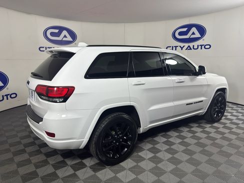 Used 2018 Jeep Grand Cherokee Altitude image 3
