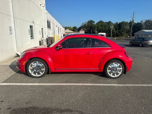 Used 2019 Volkswagen Beetle 2.0T SE w/ SE Premium Package FWD image 2