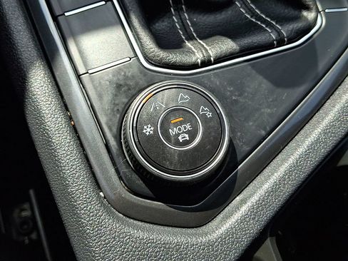 Used 2022 Volkswagen Tiguan SE AWD/4WD image 23