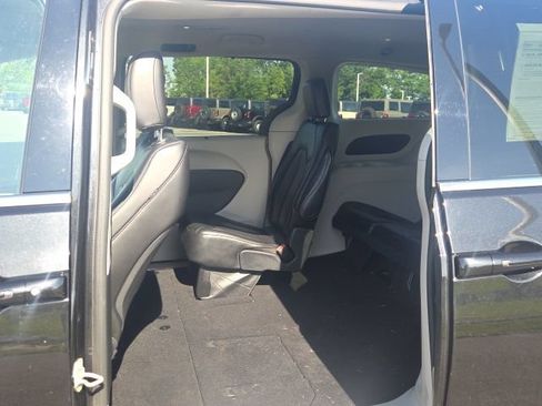 Used 2023 Chrysler Pacifica Touring-L FWD image 18