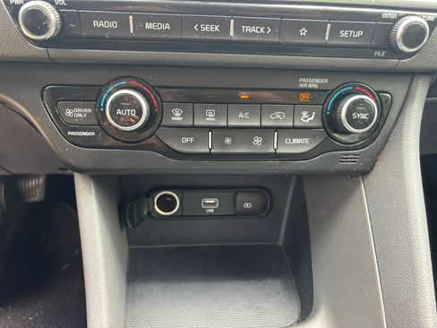 Used 2020 Kia Niro LX FWD image 18