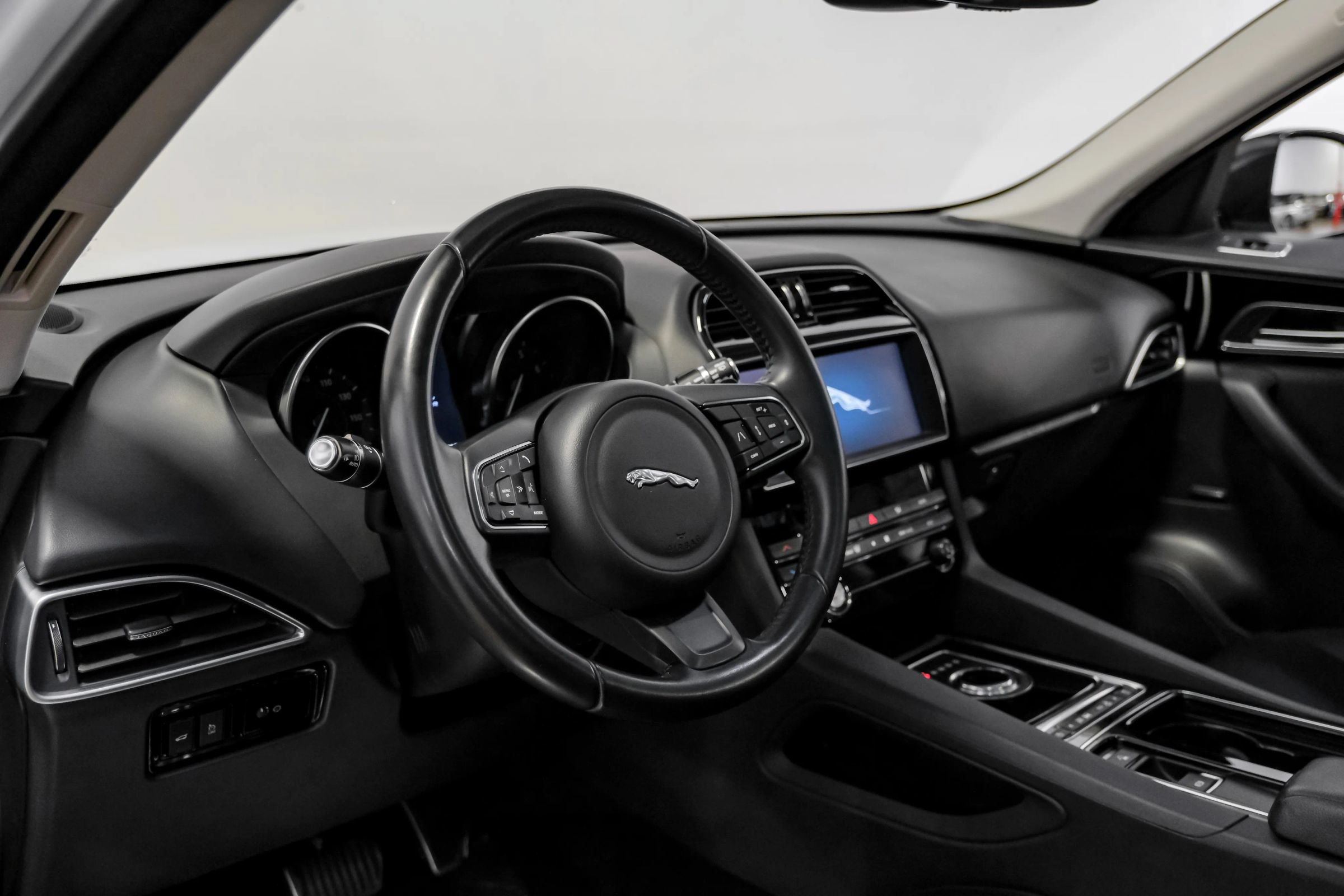 Used 2019 Jaguar F-PACE Premium AWD/4WD image 10