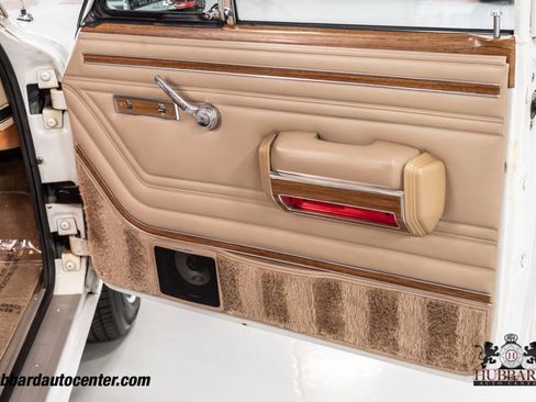 Used 1991 Jeep Grand Wagoneer 4dr Wagon 4WD image 21