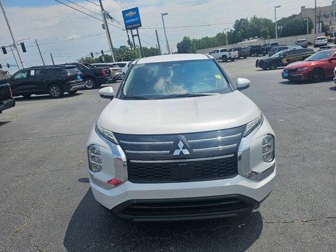 Used 2025 Mitsubishi Outlander ES FWD image 1