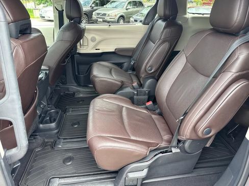 Used 2021 Toyota Sienna Platinum AWD/4WD image 7