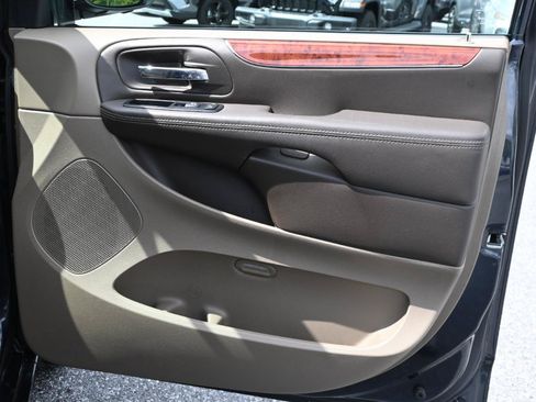 Used 2014 Chrysler Town & Country Touring FWD image 32