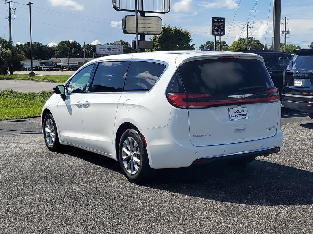 Used 2026 Chrysler Pacifica Limited FWD image 3