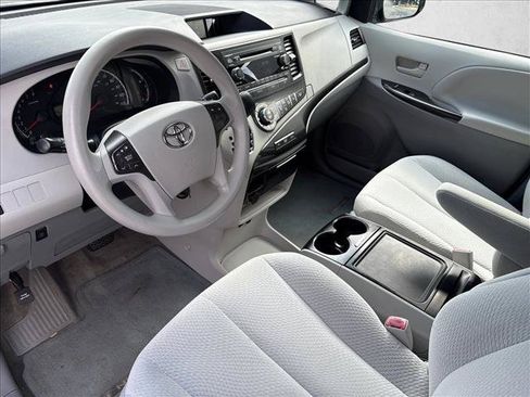 Used 2013 Toyota Sienna LE w/ Towing Pkg FWD image 13