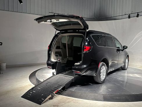 Used 2022 Chrysler Pacifica Touring-L FWD image 11