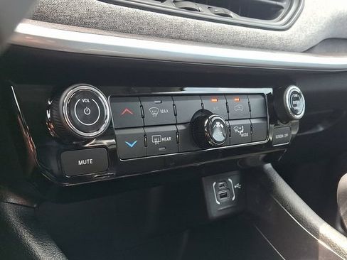 Used 2022 Jeep Compass Latitude FWD image 16