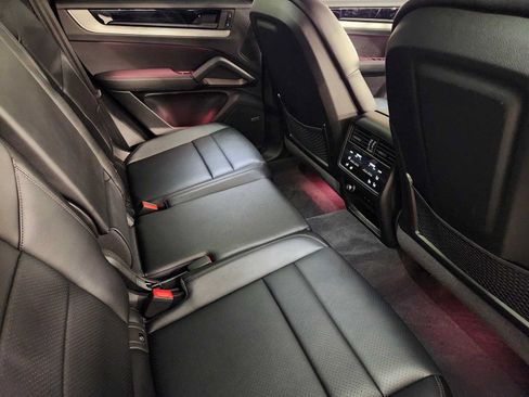 Used 2025 Porsche Cayenne AWD/4WD image 30