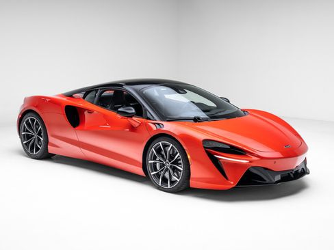 Used 2024 McLaren Artura RWD image 11