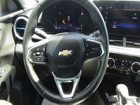 Used 2025 Chevrolet Trax LT w/ LT Convenience Package FWD image 19