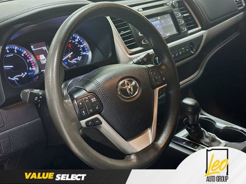 Used 2019 Toyota Highlander LE FWD image 13