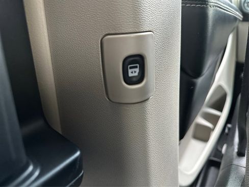 Used 2014 Chrysler Town & Country Touring FWD image 43
