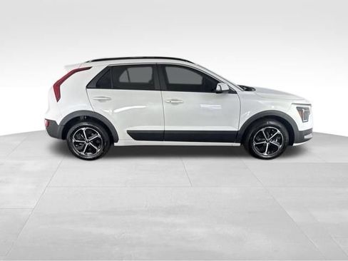 Certified 2025 Kia Niro EX FWD image 6