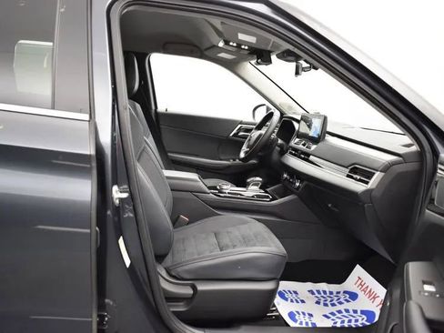 Used 2025 Mitsubishi Outlander SE image 17