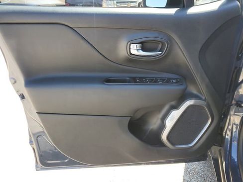 Used 2022 Jeep Renegade Latitude image 16