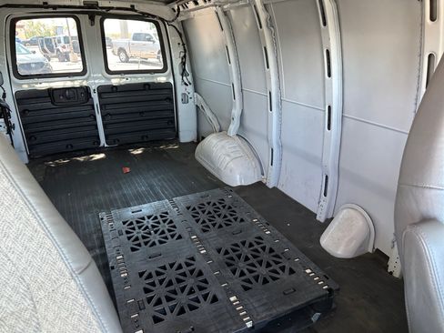 Used 2017 Chevrolet Express 2500 RWD image 34