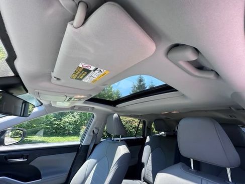 Used 2020 Toyota Highlander XLE AWD/4WD image 12