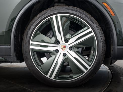 Certified 2025 Porsche Macan 4 Electric AWD/4WD image 11