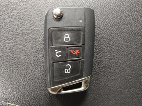 Used 2021 Volkswagen Tiguan SE image 32