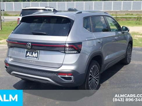 Used 2025 Volkswagen Taos SE FWD image 5