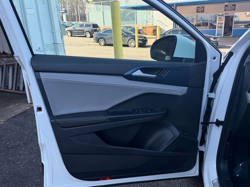 Used 2024 Volkswagen Taos SE image 21
