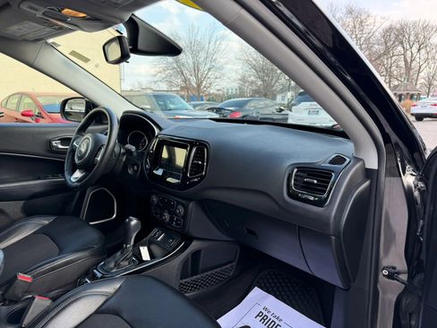 Used 2019 Jeep Compass Latitude FWD image 19