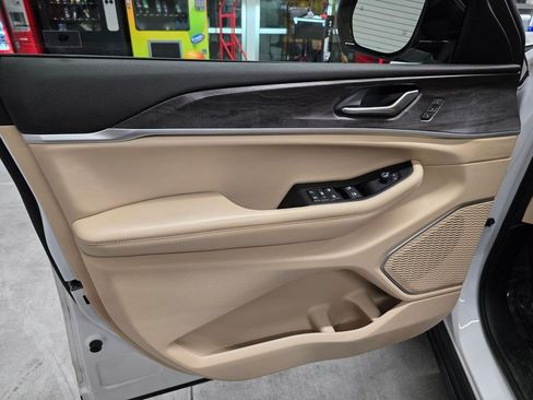 Certified 2022 Jeep Grand Cherokee Limited AWD/4WD image 13
