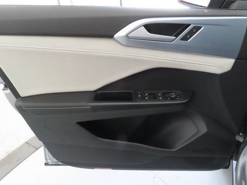 New 2026 Volkswagen Taos SE FWD image 10