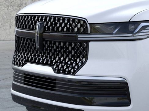 New 2025 Lincoln Navigator Reserve AWD/4WD image 17