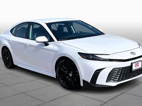 Used 2025 Toyota Camry SE image 3