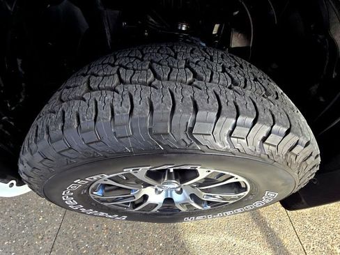 Used 2021 Nissan Titan SV w/ SV Convenience Package image 32